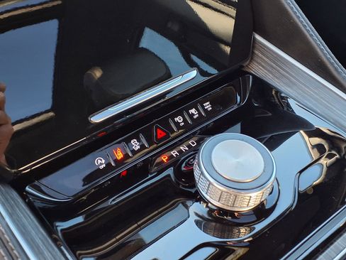 Used 2023 Jeep Wagoneer L Series III w/ Premium Group I image 17