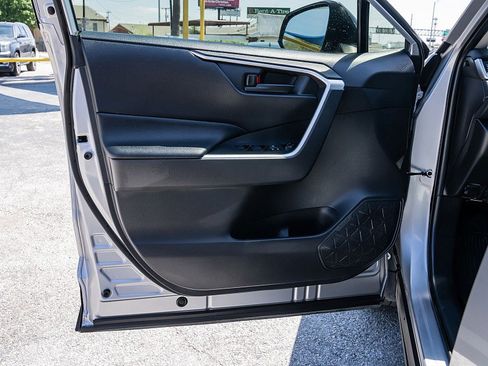 Used 2021 Toyota RAV4 LE image 10