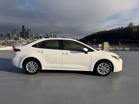 Used 2025 Toyota Corolla LE w/ LE Premium Package image 5