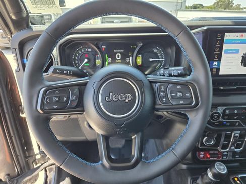 Used 2025 Jeep Wrangler Unlimited Rubicon 4xe w/ Convenience Group AWD/4WD image 19