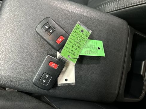 Used 2018 Toyota Tacoma TRD Sport image 12