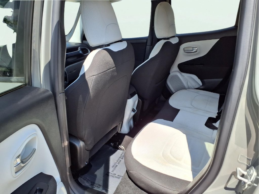 Used 2021 Jeep Renegade Latitude FWD image 24