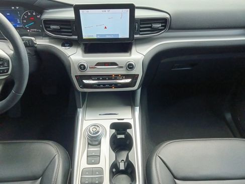 Used 2024 Ford Explorer XLT w/ Equipment Group 202A RWD image 3