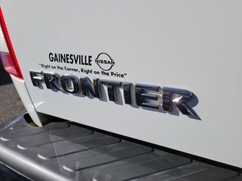 Used 2014 Nissan Frontier SV image 10