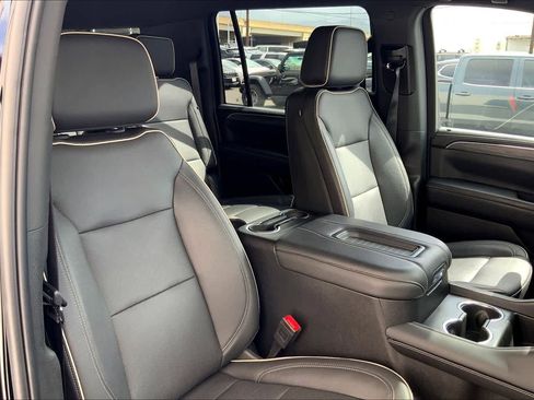 Used 2023 GMC Yukon XL SLT w/ SLT Luxury Package image 14