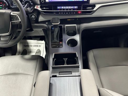 Used 2025 Toyota Sienna XLE image 41