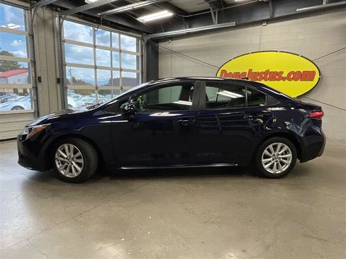 Used 2023 Toyota Corolla LE w/ LE Convenience Package image 2