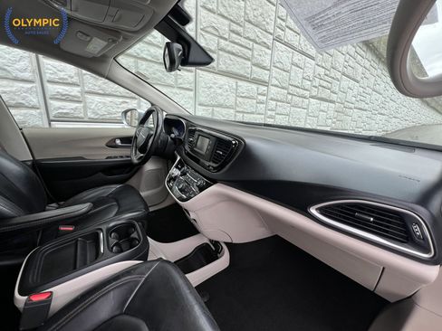 Used 2017 Chrysler Pacifica Touring-L FWD image 21