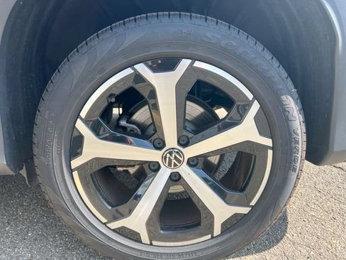 Used 2025 Volkswagen Tiguan SE AWD/4WD image 20