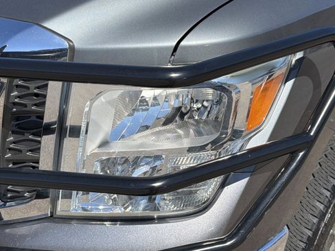 Used 2017 Nissan Titan SV image 10