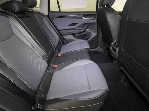 New 2025 Volkswagen Tiguan SE image 15