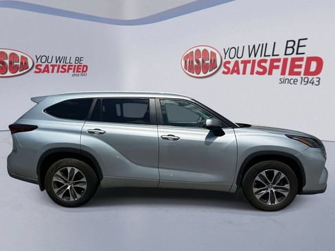 Used 2024 Toyota Highlander XLE AWD/4WD image 2
