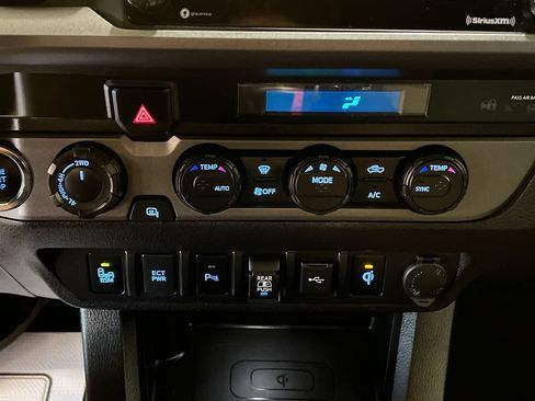 Used 2021 Toyota Tacoma TRD Sport w/ Technology Package AWD/4WD image 29