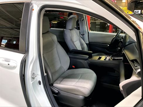 Used 2024 Toyota Sienna LE image 11