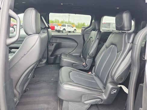 Used 2025 Chrysler Pacifica Select image 13