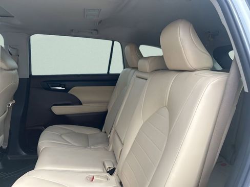 Used 2021 Toyota Highlander XLE image 19