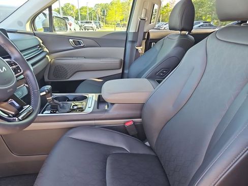 Used 2025 Kia Carnival EX image 14