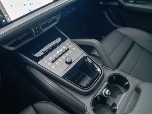 Certified 2026 Porsche Cayenne AWD/4WD image 20
