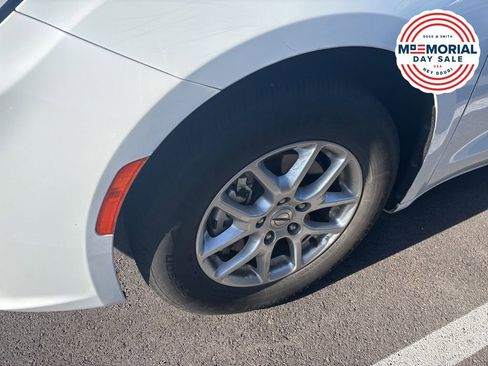 Used 2022 Chrysler Pacifica Touring-L FWD image 3