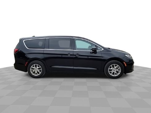 Used 2025 Chrysler Pacifica Select FWD image 9