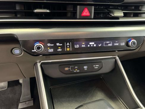 Used 2025 Kia Carnival FWD image 23
