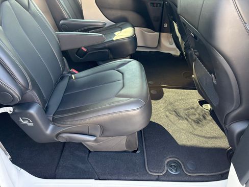 Used 2024 Chrysler Pacifica Touring-L FWD image 29
