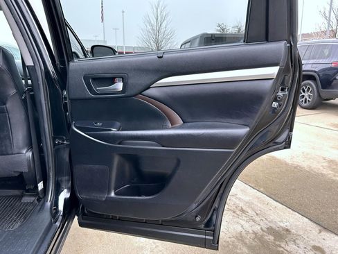 Used 2019 Toyota Highlander XLE AWD/4WD image 17