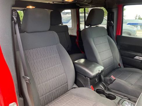 Used 2012 Jeep Wrangler Unlimited Sahara w/ Connectivity Group AWD/4WD image 9