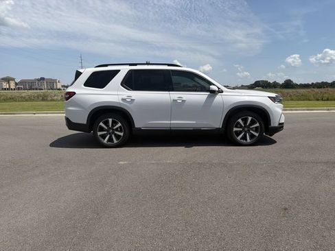 Used 2025 Honda Pilot Touring image 6