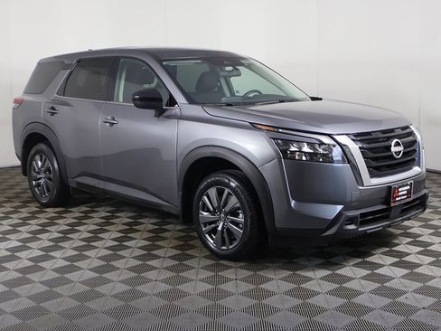 Used 2024 Nissan Pathfinder S image 2