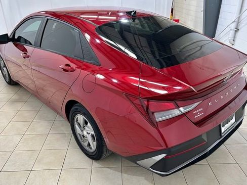 Used 2024 Hyundai Elantra SE FWD image 3
