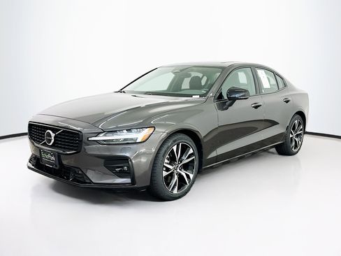 Used 2025 Volvo S60 B5 Core image 3