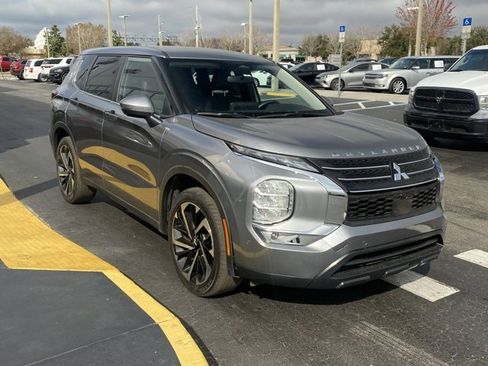 Used 2023 Mitsubishi Outlander SE image 2