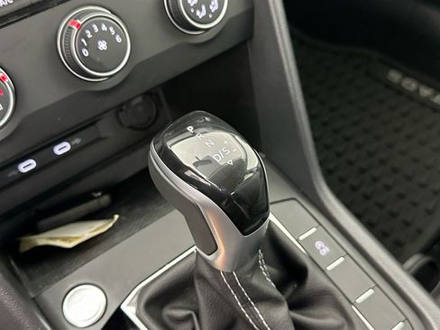 Certified 2022 Volkswagen Taos SE image 15