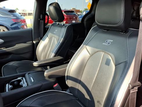 Certified 2025 Chrysler Pacifica Limited FWD image 11