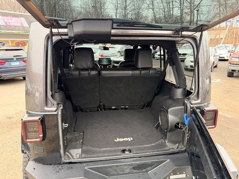 Used 2013 Jeep Wrangler Unlimited Sahara image 31