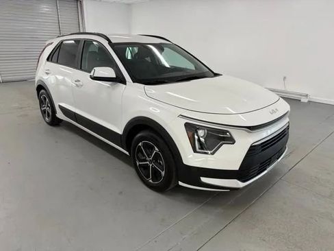 Used 2025 Kia Niro EX image 3