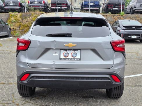 Used 2024 Chevrolet Trax LS w/ LS Convenience Package FWD image 6