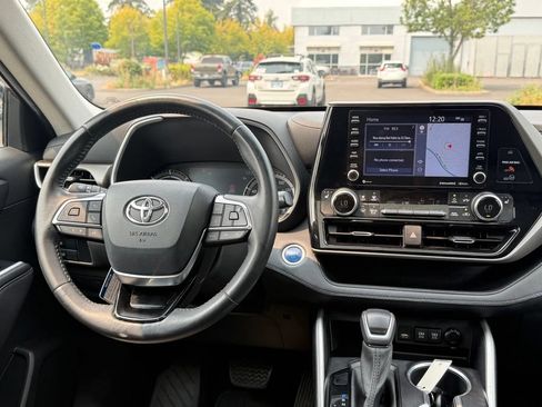Used 2020 Toyota Highlander XLE AWD/4WD image 28