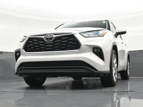 Used 2021 Toyota Highlander Limited FWD image 31