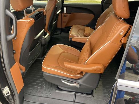 Used 2025 Chrysler Pacifica Pinnacle image 11