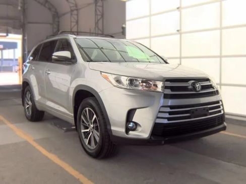 Used 2018 Toyota Highlander XLE AWD/4WD image 6