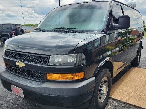 Used 2018 Chevrolet Express 2500 w/ Driver Convenience Package RWD image 4