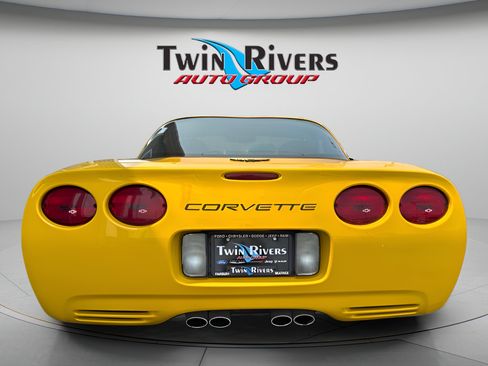 Used 2004 Chevrolet Corvette Coupe w/ Preferred Equipment Group RWD image 3