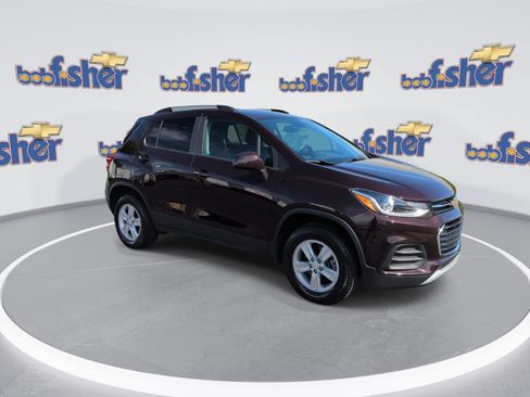 Certified 2022 Chevrolet Trax LT w/ LT Convenience Package AWD/4WD image 2