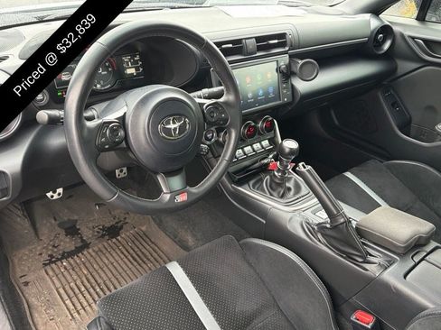 Used 2025 Toyota GR86 Premium w/ ALL Weather Mat Package (TMS) RWD image 5
