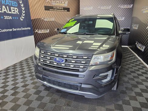 Used 2017 Ford Explorer XLT w/ Equipment Group 202A FWD image 3