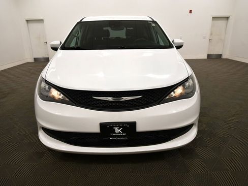 Used 2023 Chrysler Voyager LX image 11