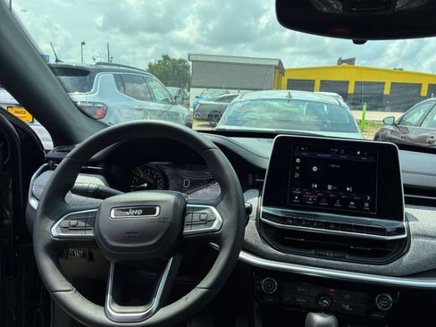 Used 2025 Jeep Compass Latitude AWD/4WD image 30