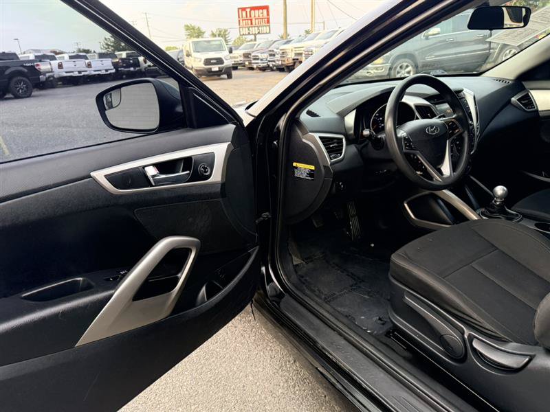 Used 2016 Hyundai Veloster FWD image 16